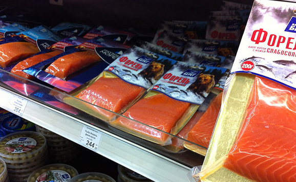 Лосось по-белорусски. Красная рыба в магазинах России.